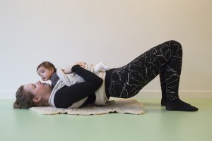 zwangerschapsyoga met baby op buik