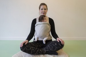 yoga na de zwangerschap met baby in draagdoek